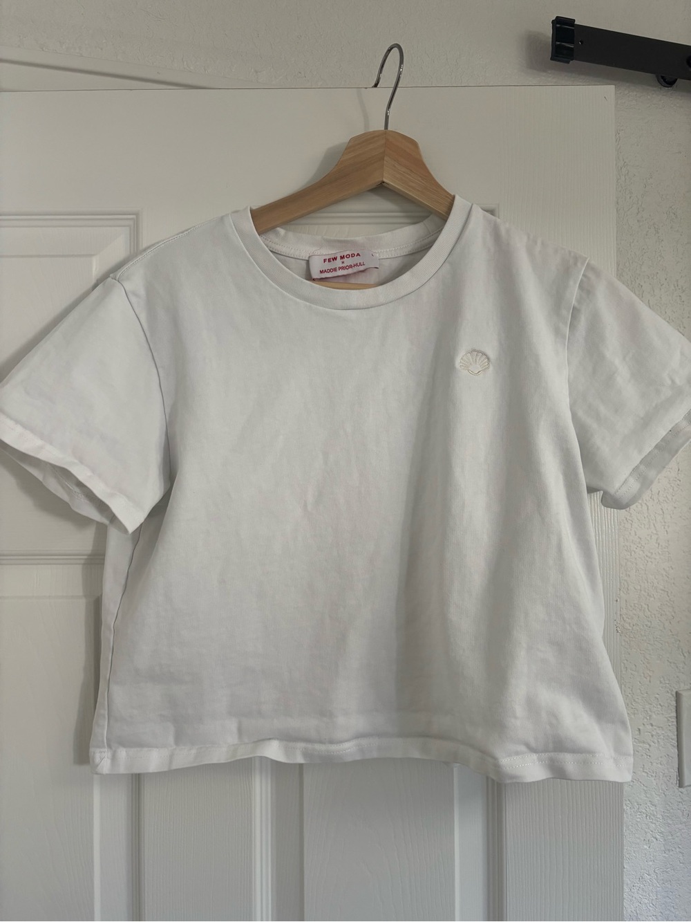 Few Moda seashell cropped white tee size L